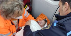Un agente de la Policía Local de Paterna y servicios sanitarios atendiendo al recién nacido
