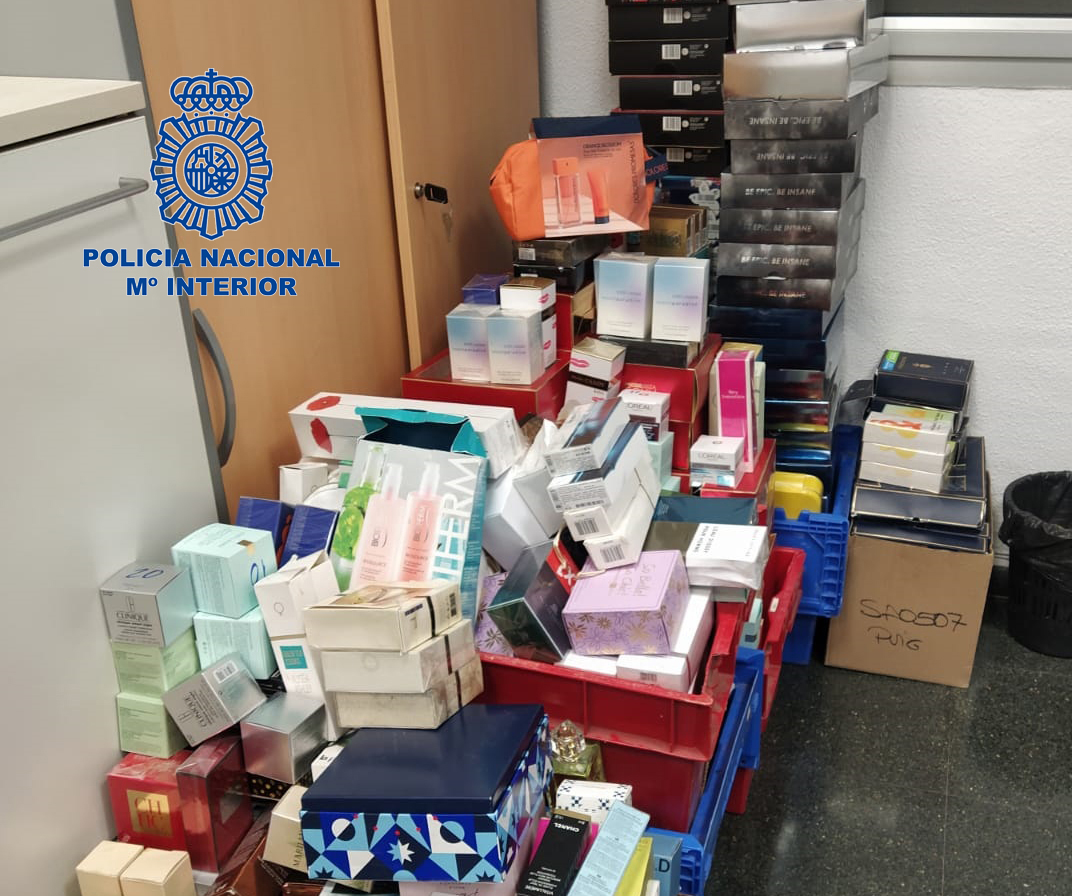 Detienen a 4 personas sorprendidas con casi 400 perfumes de procedencia ilícita en Trànsits