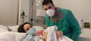 Diego, con sus padres Ana García y Diego Gómez