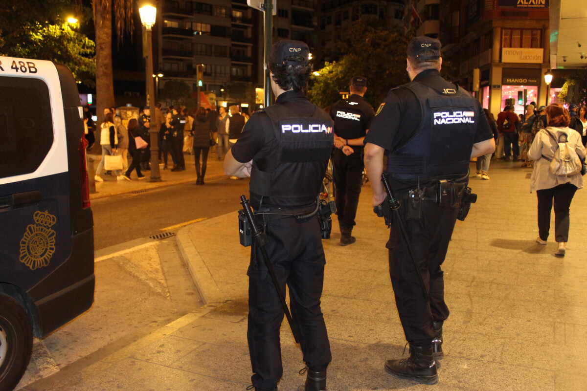 La Policía Nacional detiene a tres jóvenes que robaron violentamente el móvil a otro en el centro de València