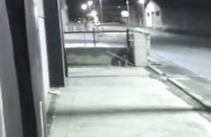La cámara de seguridad de una empresa capta al detenido actuando.