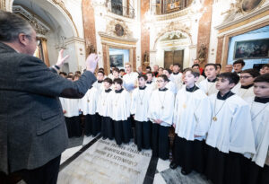 Ainhoa Arteta cantando junto a los escolanes a los pies de la Virgen de los Desamparados