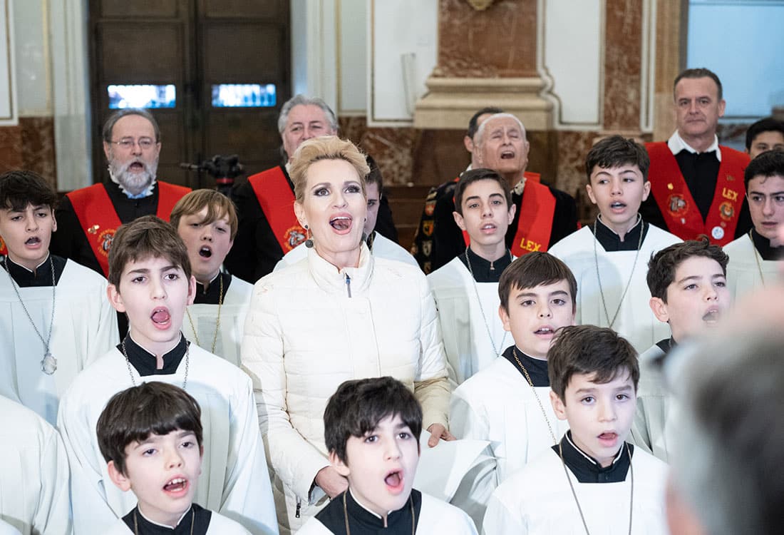 Ainhoa Arteta canta a los pies de la Virgen de los Desamparados con motivo del Centenario de la Coronación