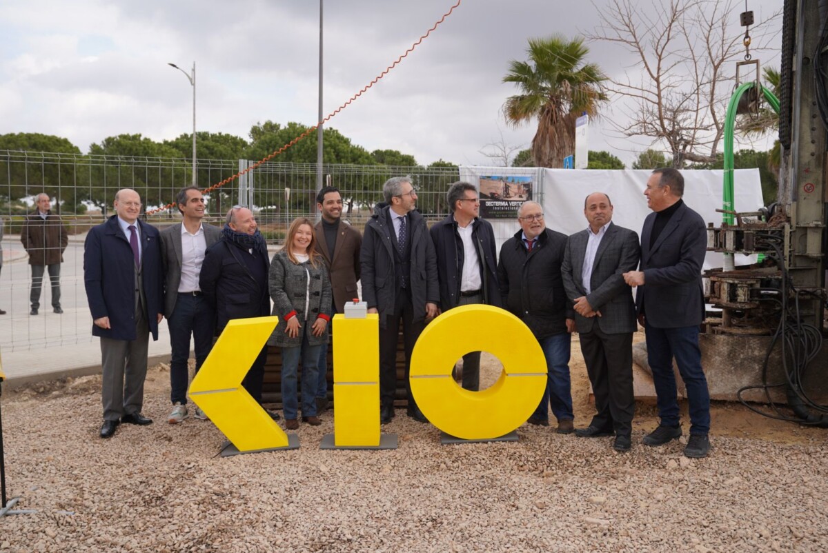 Bajada de la primera sonda geotérmica de KIO España en Paterna con la presencia del conseller Arcadi España, el Alcalde Juan Antonio Sagredo y CEOs de KIO