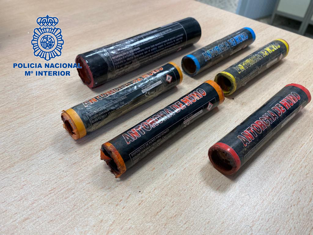 La Policía Nacional ha sancionado ya a 9 personas por lanzar bengalas en los aledaños del Mestalla este año Bengalas aprehendidas a personas que las lanzaban en los aledaños de Mestalla en momentos previos a varios partidos.