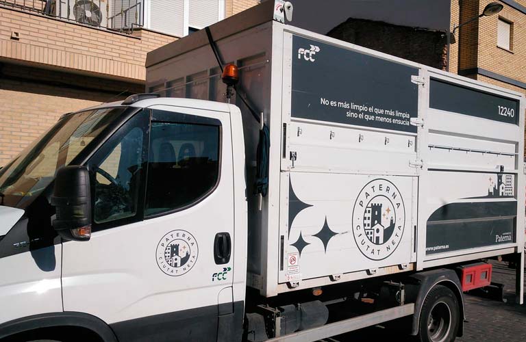 Camión del servicio de recogida de enseres y muebles de Paterna