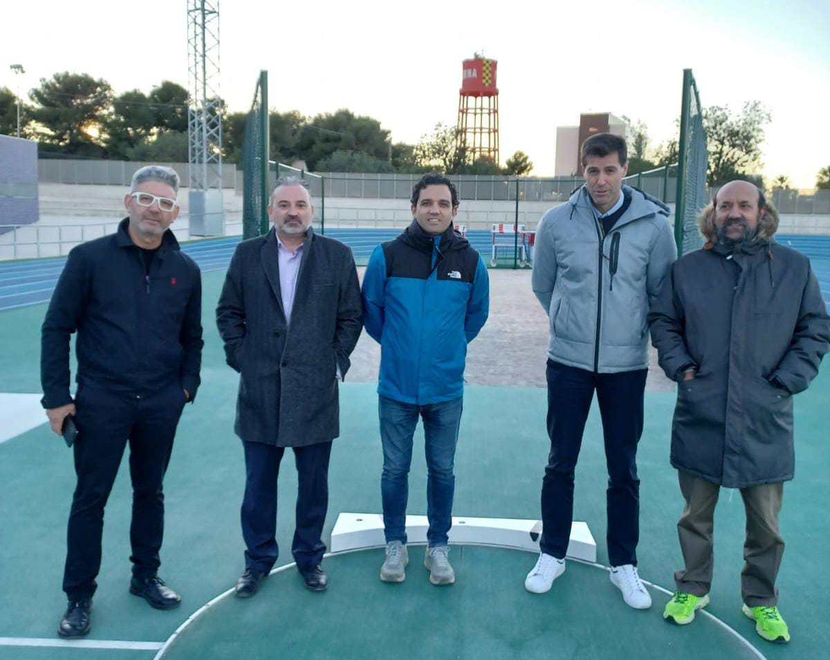 El Alcalde Sagredo, el Teniente Alcalde de Deportes, José Manuel Mora, el presidente de la RFEA, Raúl Chapado, y el presidente de la FACV, Vicente Añó en la Pista de Atletismo de Paterna