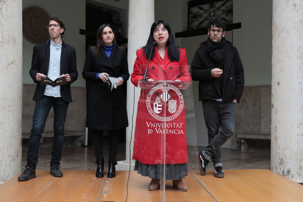 La primera mascletà ‘indoor’ de la historia 'se dispara' en La Nau para presentar la Falla Immaterial 2023