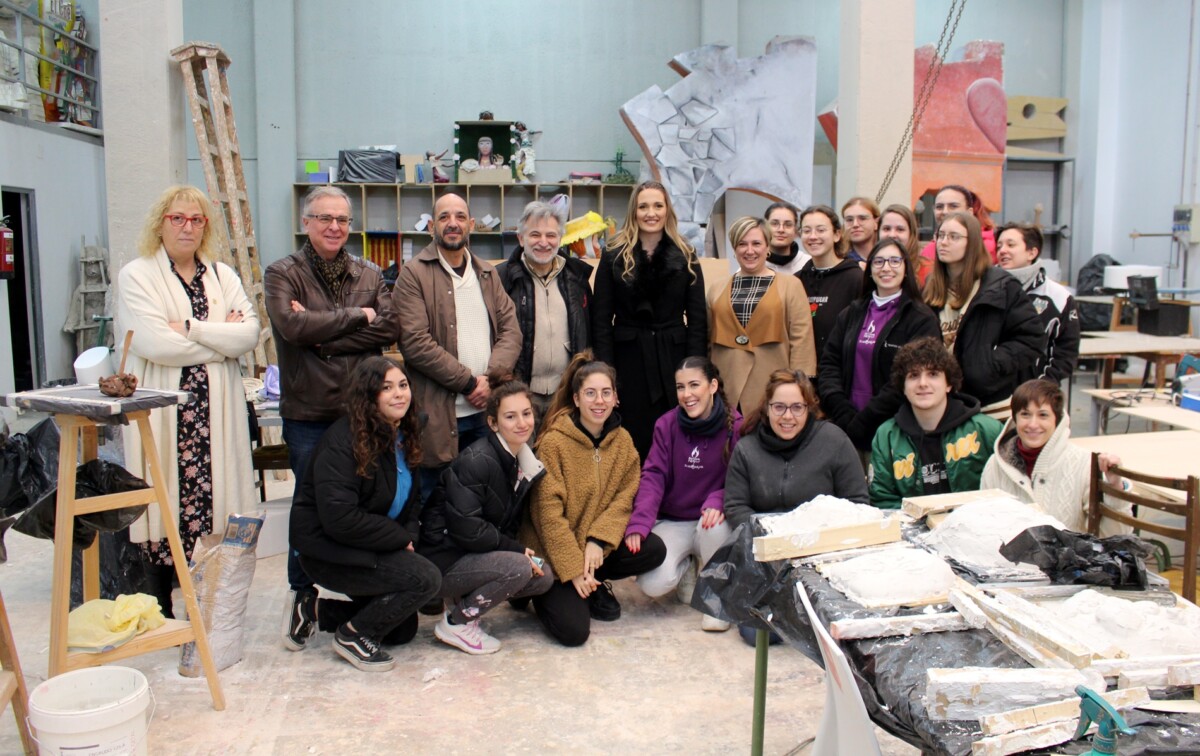 La Fallera Mayor de València visita en Benicalap al alumnado de FP Artista Fallero