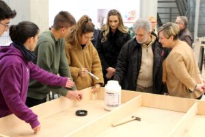 La Fallera Mayor de València visita en Benicalap al alumnado de FP Artista Fallero