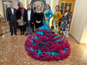 La velada estuvo encabezada por la Presidenta Puri Torres, junto a la Reina Carla Picazo Torres 2023-2025 y su Dama de Honor, Alicia Suárez Sánchez, sirvió para nombrar a la Andaluza del Año 2023, una distinción que recayó en Sandra Peña Hidalgo.