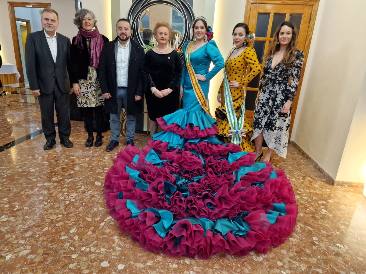 La velada estuvo encabezada por la Presidenta Puri Torres, junto a la Reina Carla Picazo Torres 2023-2025 y su Dama de Honor, Alicia Suárez Sánchez, sirvió para nombrar a la Andaluza del Año 2023, una distinción que recayó en Sandra Peña Hidalgo.