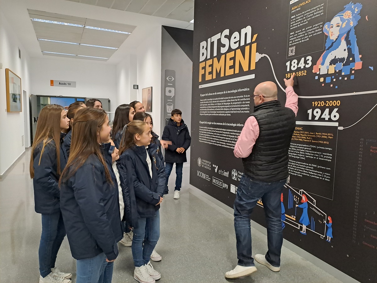 La Fallera Mayor Infantil de València y su Corte de Honor visitaron el Museo de Informática de la UPV