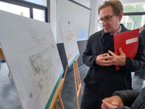 Miguel Mínguez contempla el proyecto de ampliación en su visita al centro de salud de Almàssera