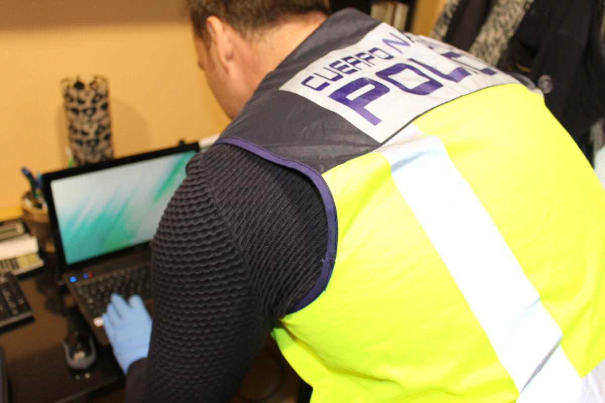 Agentes de la Policía Nacional detienen a un hombre por amenazar a una joven en una red social