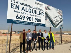 El alcalde, Jesús Monzó, y el concejal de Urbanismo, Martí Raga, han acompañado a los propietarios de la parcela
