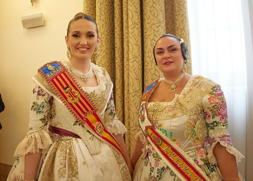 Intercambio de fotografías con la Fallera Mayor de Valencia en el Palau de l'Exposició