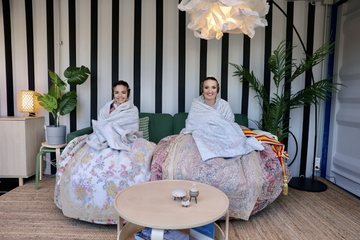 Inauguración del Saloncito fallero en la Plaza del Ayuntamiento