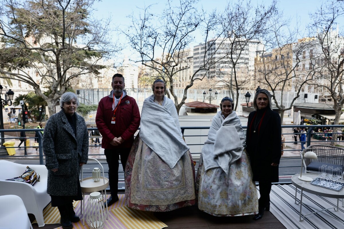 Inauguración del Saloncito fallero en la Plaza del Ayuntamiento