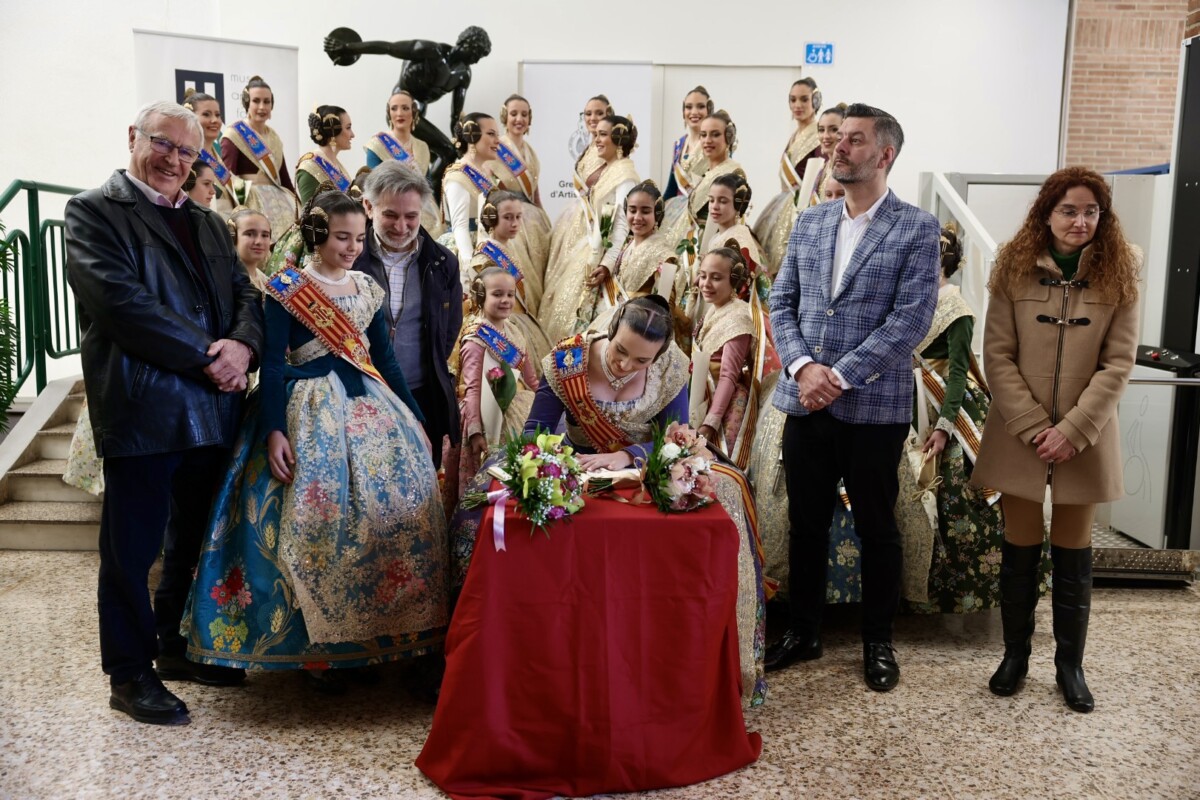 Visita de las Falleras Mayores de Valencia, el alcalde Ribó y el presidente de JCF, Carlos Galiana, a la Ciudad Fallera y los talleres falleros.
