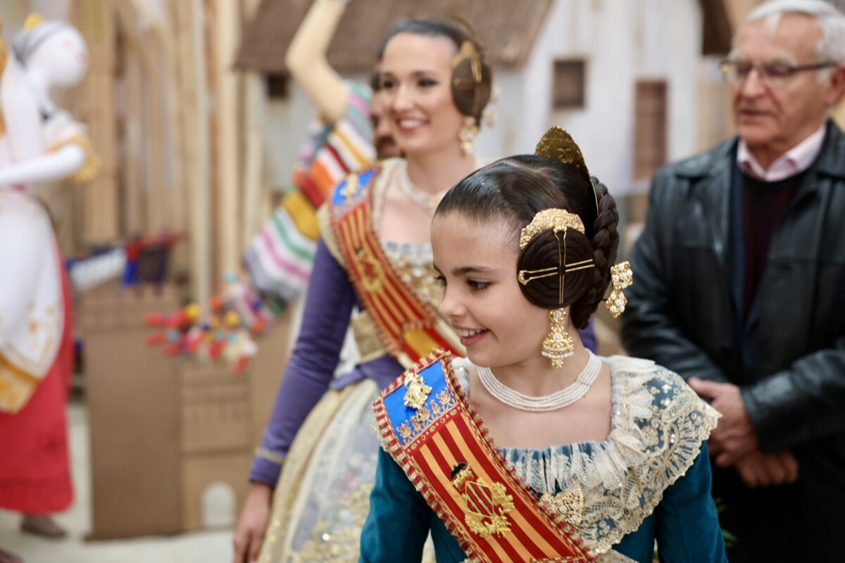 Visita de las Falleras Mayores de Valencia, el alcalde Ribó y el presidente de JCF, Carlos Galiana, a la Ciudad Fallera y los talleres falleros.