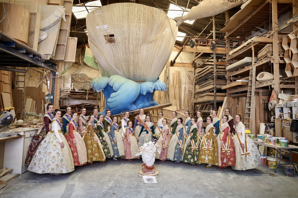 Visita de las Falleras Mayores de Valencia, el alcalde Ribó y el presidente de JCF, Carlos Galiana, a la Ciudad Fallera y los talleres falleros.