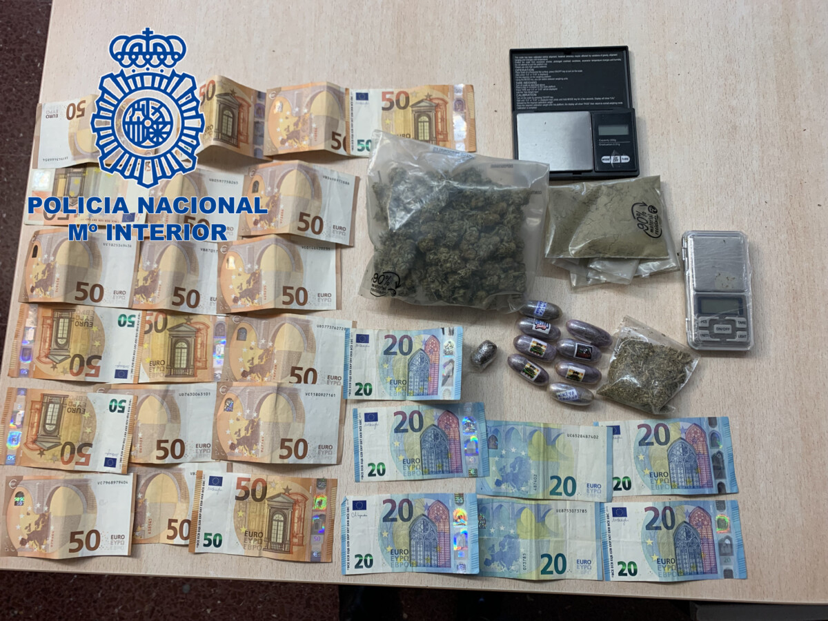 Efectos encontrados por la Policía Nacional en el registro del taller clandestino en Patraix