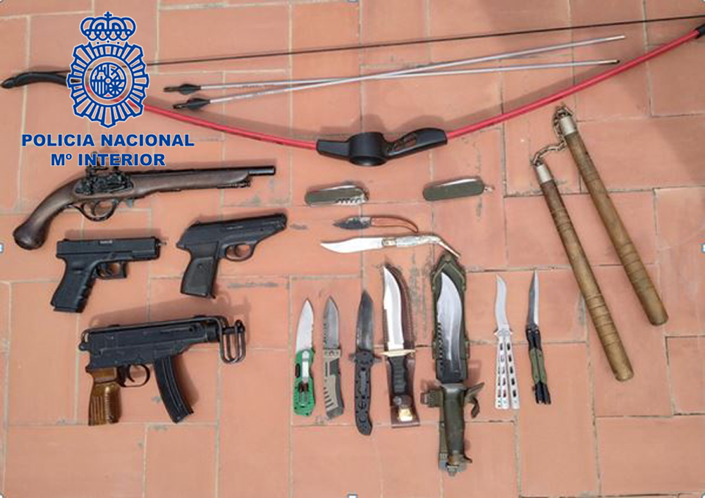 Detienen en Trànsits a un hombre tras amenazar en plena calle a una mujer y a su nieta de corta edad Armas encontradas en un registro del domicilio del detenido.