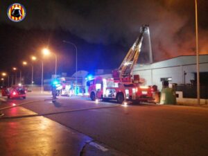 Incendio en una nave industrial de una empresa cosmética en Albuixech