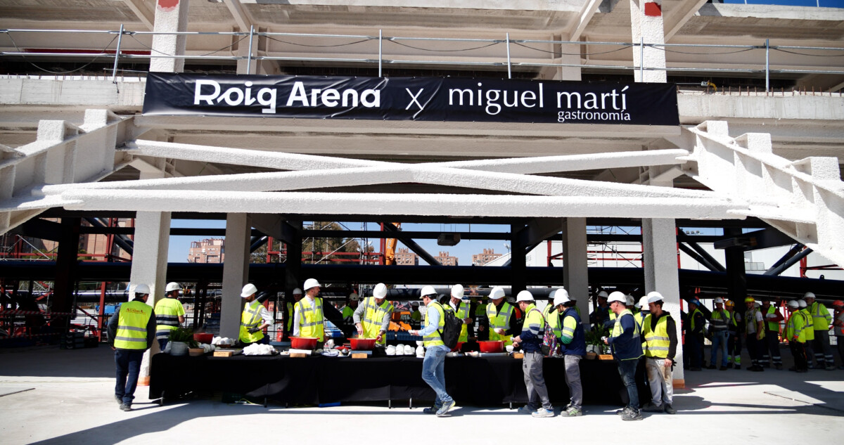 Los trabajadores de las obras del Roig Arena estrenan la futura zona VIP con una comida
