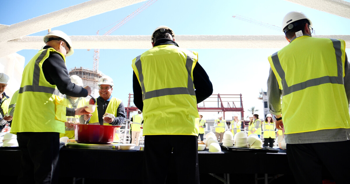 Los trabajadores de las obras del Roig Arena estrenan la futura zona VIP con una comida