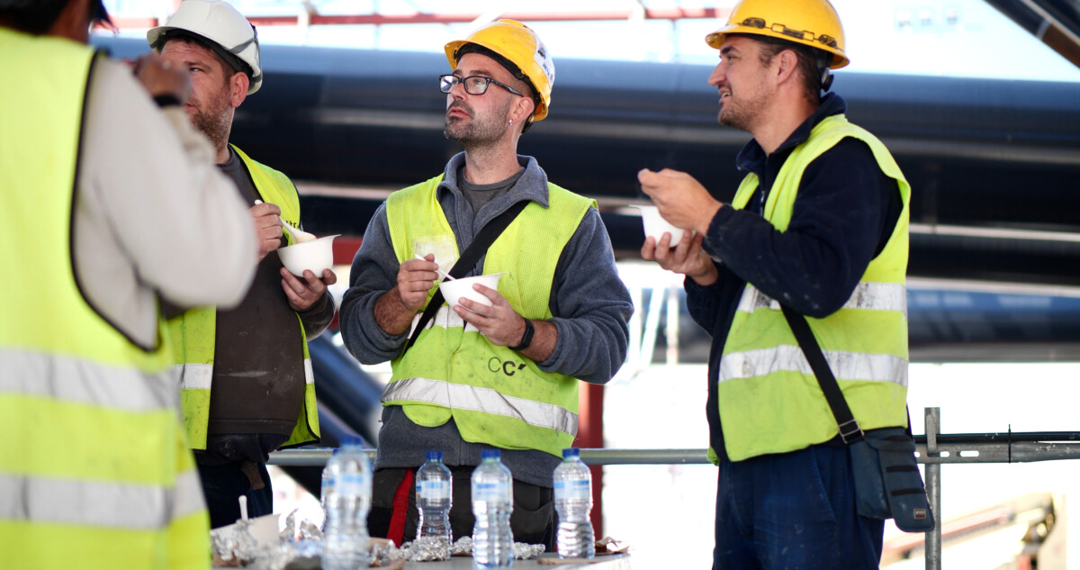 Los trabajadores de las obras del Roig Arena estrenan la futura zona VIP con una comida
