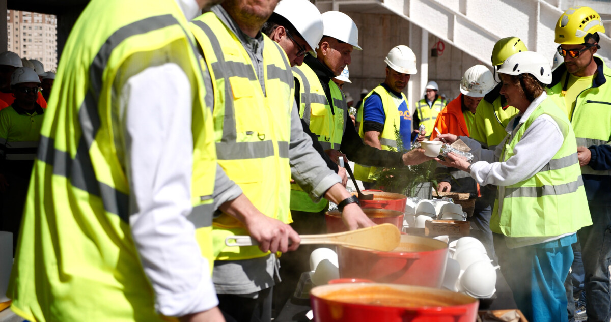 Los trabajadores de las obras del Roig Arena estrenan la futura zona VIP con una comida