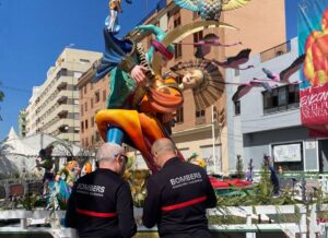 Dos bomberos del Consorcio revisan una falla para evitar riesgos durante la Cremà