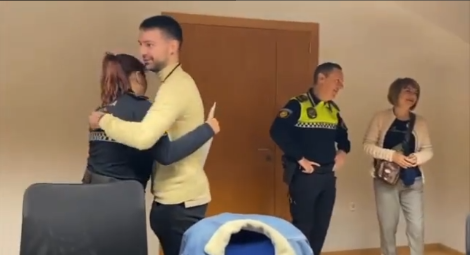 Un joven se reúne con los agentes de la Policía Local de València que salvaron su vida y la de su hermano hace 20 años