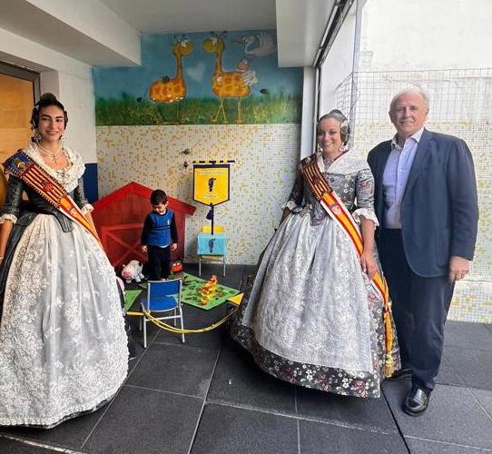 Los niños y niñas de Casa Caridad reciben la visita de las falleras mayores de Torrent