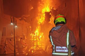 Los bomberos cuidarán que todo salga bien durante la Cremà