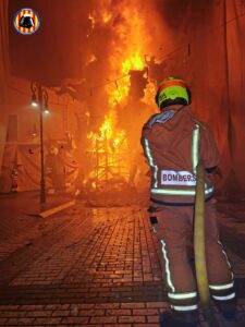 Los bomberos cuidarán que todo salga bien durante la Cremà