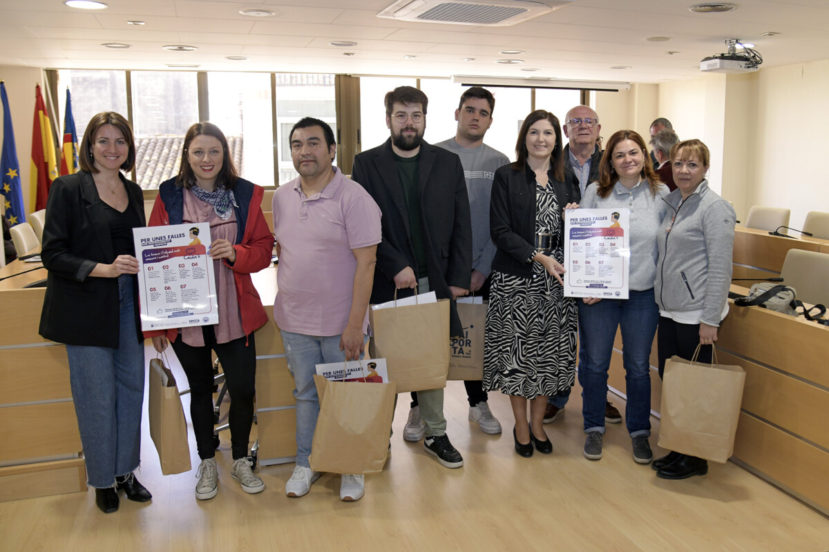 El Ayuntamiento de Paiporta reúne las comisiones falleras para coordinarse y entregar material informativo sobre seguridad