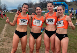 Equipo femenino de campo a través de la UV