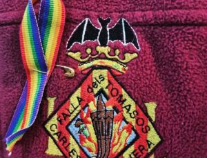 Toda la falla Tomassos lleva un lazo arcoiris en apoyo a su joven fallero agredido por indeseables