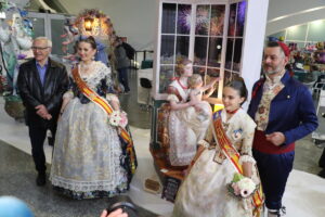 Joan Ribó, Laura Mengó, Paula Nieto y Carlos Galiana, junto al ninot que acabaría siendo indultado por voluntad popular