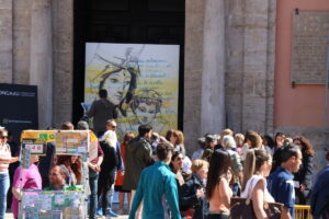El artista Luis Lonjedo pinta un lienzo enhonor a la Virgen de los Desamparados en una de las puertas de la Basílica