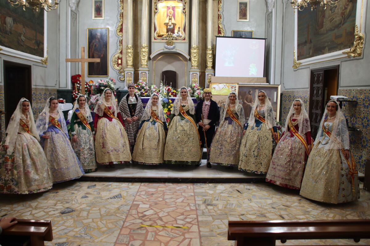 Alaquàs ha celebrado el viernes 17 de marzo la tradicional Ofrenda de Flores de las Fallas 2023. Un emotivo acto en que han participado las comisiones falleras de Alaquàs y que ha sido presidido por las Falleras Mayores de Alaquàs, Vera Martínez Silla y Carolina Sanchis Mengod, acompañadas del Alcalde de Alaquàs, Toni Saura y del Concejal de Fallas, Alejandro Ramos. Las falleras y falleros han homenajeado a la Mare de Déu de l’Olivar de Alaquàs con un recorrido que se ha iniciado cómo es tradicional en el colegio público Amparo Alabau y que ha finalizado en la Parroquia de la Mare de Déu de l’Olivar, después de pasar por las calles Antonio Machado, San Juan de Ribera, Padre León, avenida Miguel Hernández, plaza de la Constitución y Calle Mayor. En primer lugar han desfilado las comisiones falleras: Camí Vell de Torrent, Plaça d’Espanya, Bonavista, Avinguda Genovés, Avinguda 18 de Juliol, Plaça la Llibertat, Avinguda Vicent Andrés Estellés, Plaça Buenos Aires, Cervantes, Avinguda Miguel Hernández, y Verge de l’Olivar. A continuación ha desfilado la Asociación Cultural Falles pel Món seguida de los y las componentes de Junta Local Fallera. Después han desfilado las Falleras Mayores Infantiles de Alaquàs y las Falleras Mayores de Alaquàs de los cuatro últimos años. Han cerrado el desfile las Falleras Mayores de Alaquàs 2023. Un acto muy emocionante para todas las falleras y falleros del municipio que forma parte de la programación organizada por Junta Local Fallera y que continuará el domingo 19 de marzo con la misa conjunta y posterior operación kilo y la quemó de los diferentes monumentos de Alaquàs.