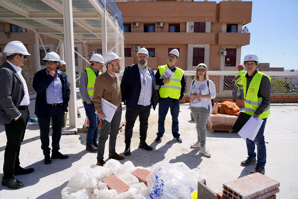 El secretario autonómico de Empleo, Enric Nomdedéu, ha visitado las obras de esta nueva oficina de empleo junto con el alcalde de la localidad, Josep Riera y la directora general de Planificación y Servicios, Eva Hernández