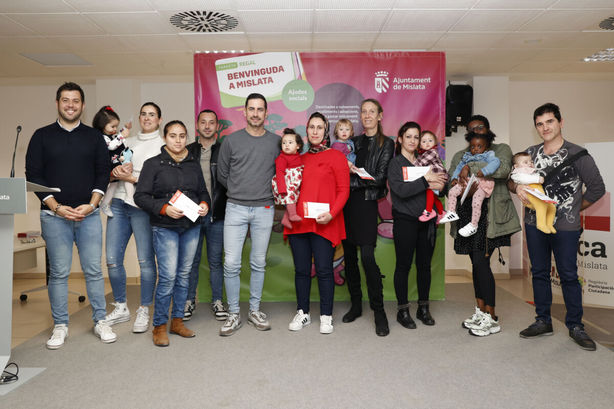 Mislata entrega sus tarjetas de bienvenida a más de 80 familias