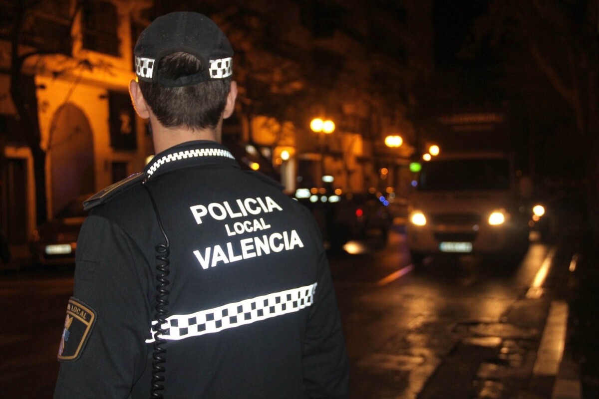 Agente de la Policía Local de Valencia de noche