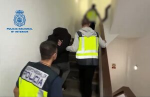 La Policía Nacional conduce a varios detenidos