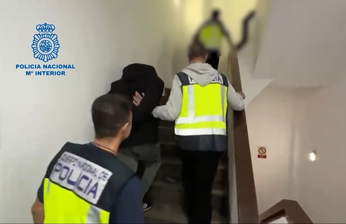 La Policía Nacional conduce a varios detenidos