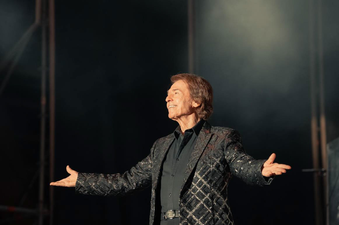 Raphael puso en pie al Roig Arena en un concierto memorable este sábado